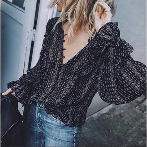 Boutique Tops - ✨New✨Gorgeous Black & White Partial Button Up Boutique Blouse